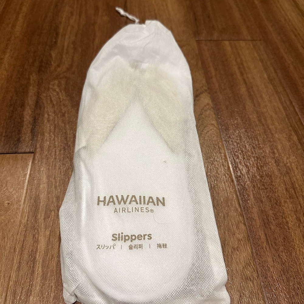 NEW Hawaiian Airlines Travel Slippers And Bag - Picture 3 of 3